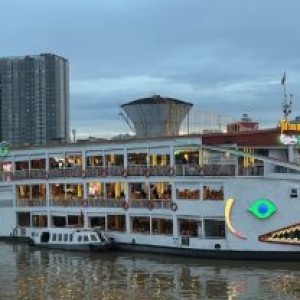 Ăn tối trên du thuyền Bến Nghé ven sông Sài Gòn