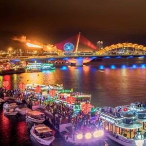 Trải nghiệm ngồi du thuyền xem Cầu Rồng phun lửa trên sông Hàn