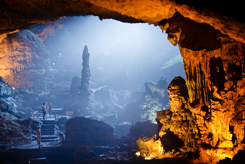 Tham quan hang động tại Hạ Long 