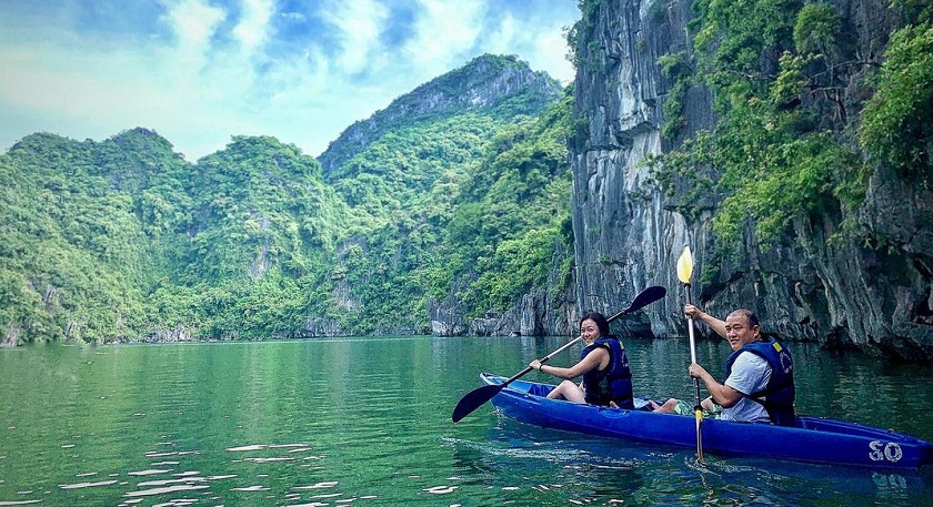 Chèo thuyền Kayak vịnh Hạ Long 