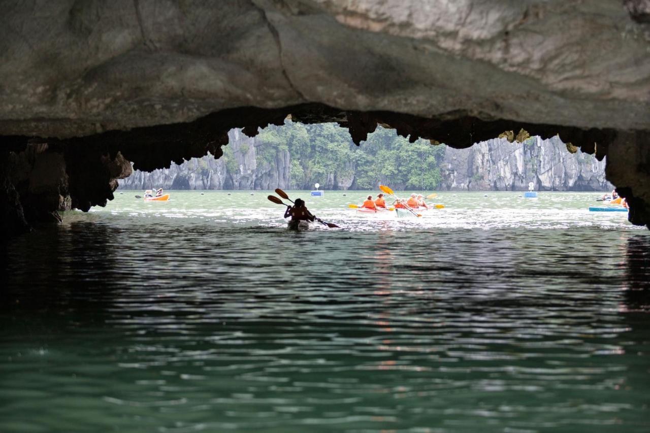 Chèo thuyền Kayak vịnh Lan Hạ 