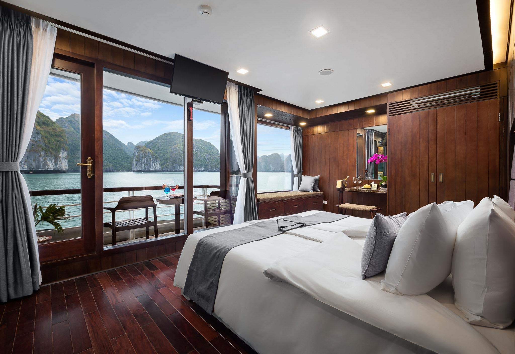 Phòng Family Premium Suite du thuyền Orchid Hạ Long