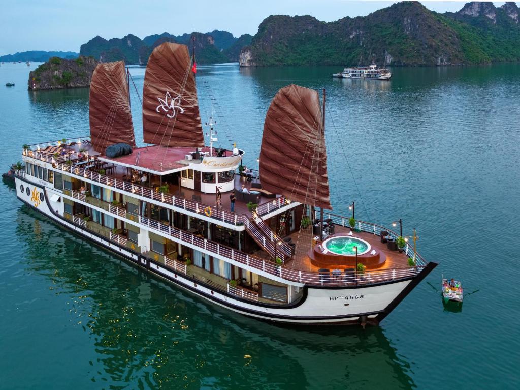 Du thuyền Orchid vịnh Hạ Long 