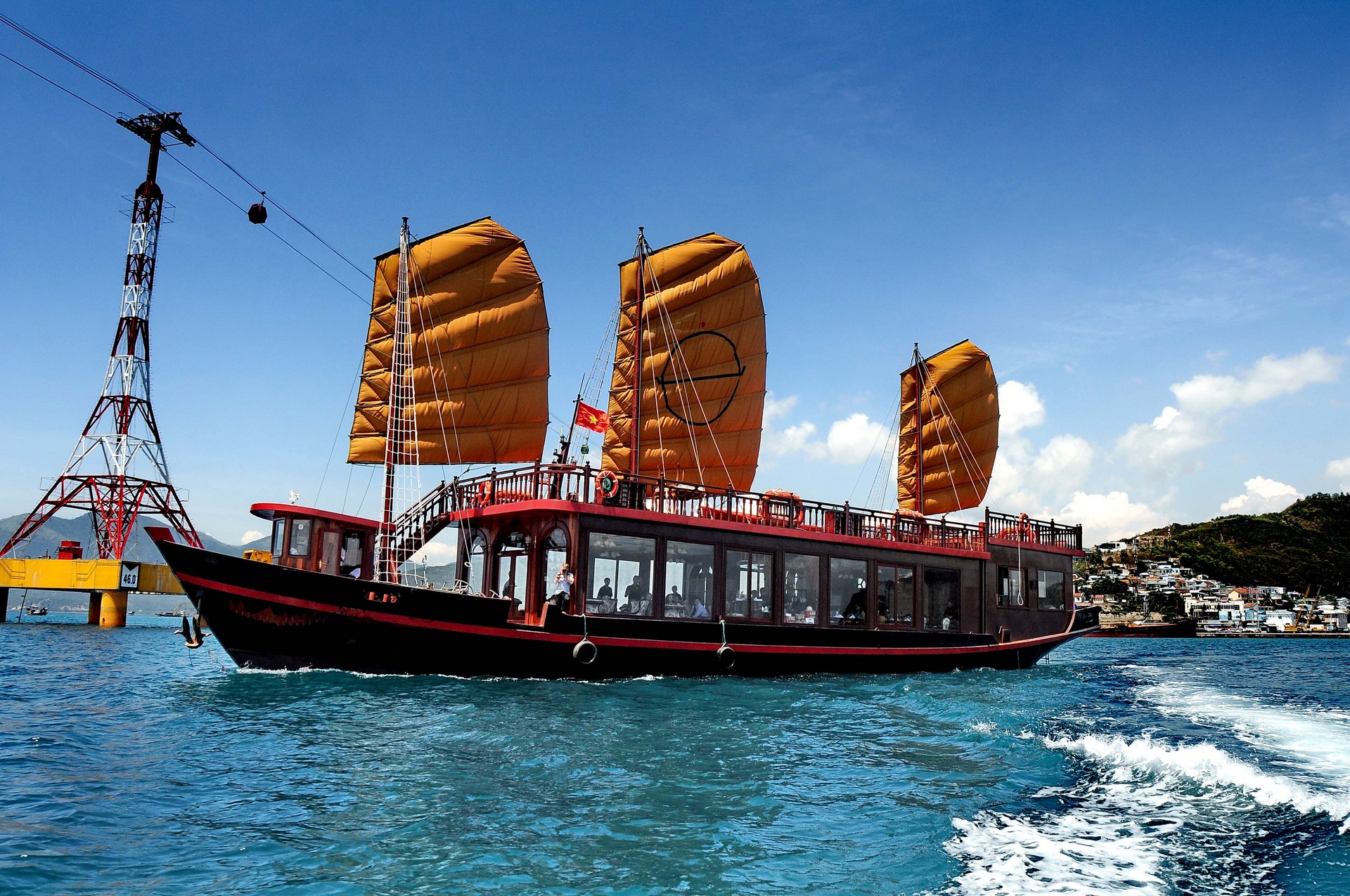 Du thuyền Emperor Nha Trang 