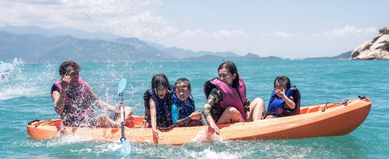 Chèo thuyền kayak du thuyền Horizon Nha Trang 