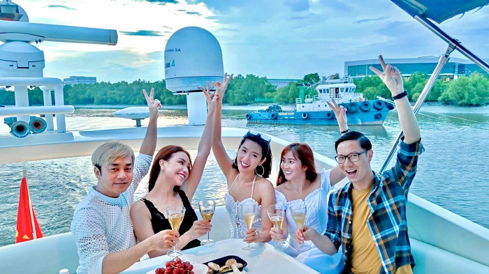Check-in trên du thuyền sông Sài Gòn 