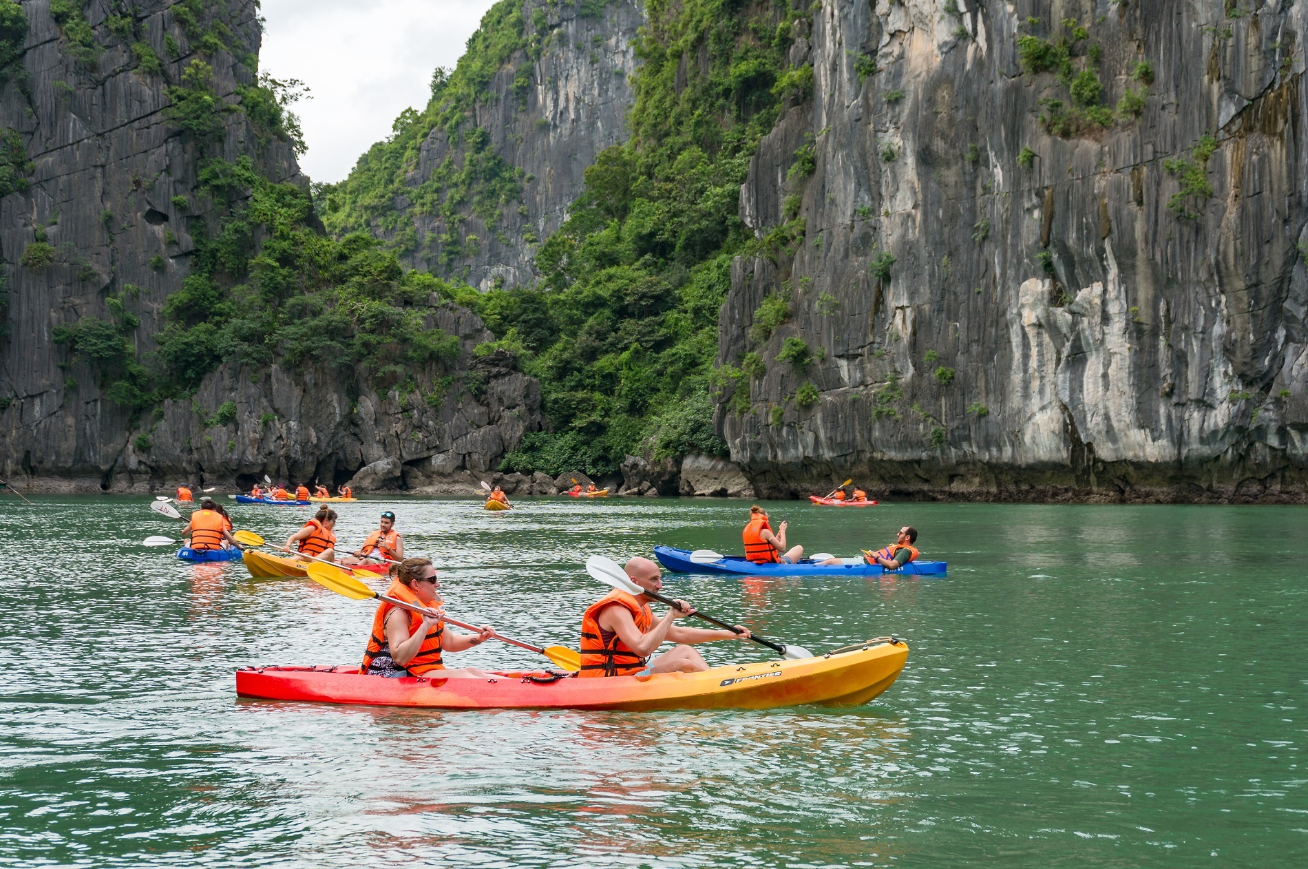 Chèo thuyền kayak vịnh Lan Hạ 
