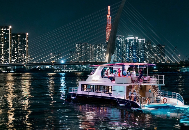 Du thuyền ROS Yacht Club trên sông Sài Gòn