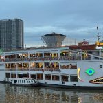 Ăn tối trên du thuyền Bến Nghé ven sông Sài Gòn