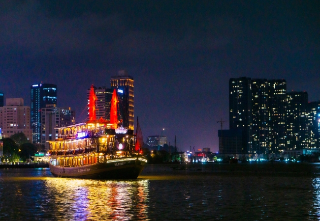 Du thuyền Hòn Ngọc Viễn Đông trên sông Sài Gòn