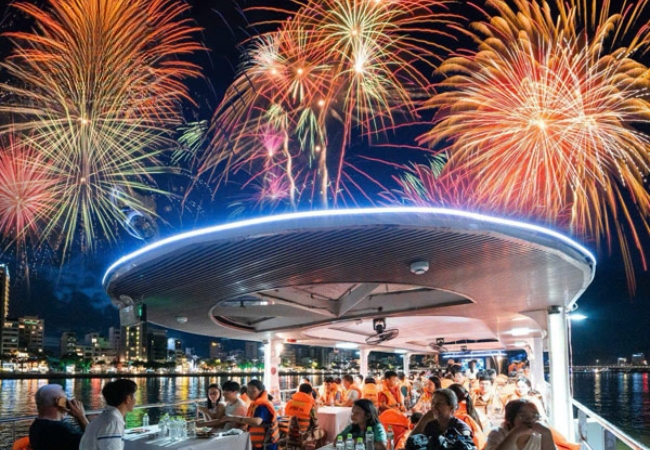 Mua vé xem pháo hoa Đà Nẵng trên du thuyền sông Hàn