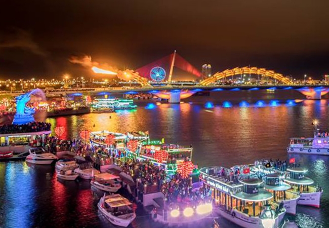 Trải nghiệm ngồi du thuyền xem Cầu Rồng phun lửa trên sông Hàn