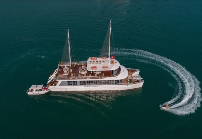 Hành trình di sản cùng du thuyền Catamaran đẳng cấp